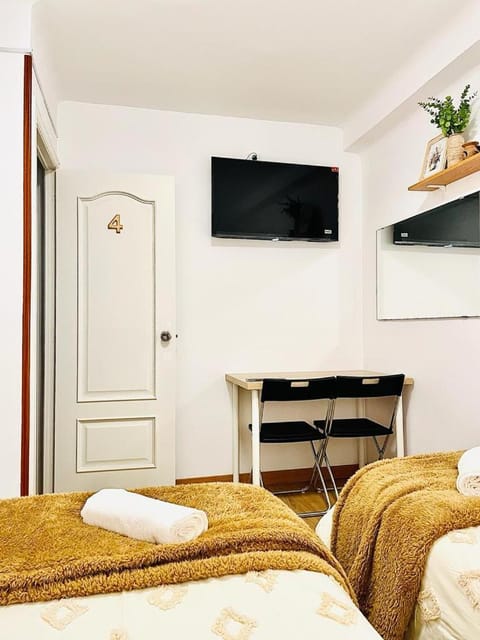 Bed, TV and multimedia, Photo of the whole room, Bedroom