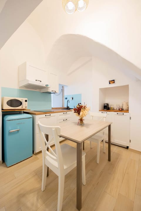 Kitchen or kitchenette, Dining area, minibar, stove