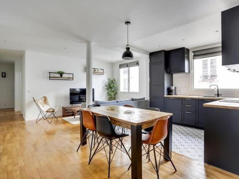 Communal lounge/ TV room, TV and multimedia, Kitchen or kitchenette, Living room, Seating area, Dining area, pet friendly, stove