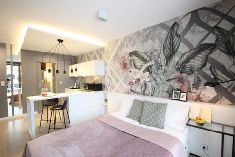Bed, Kitchen or kitchenette, Bedroom