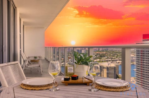 Bayview Luxury: 3BR Pools Oceanfront Amenities Apartment in Hollywood Beach