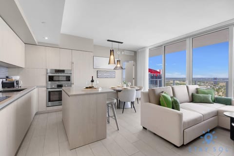 Bayview Luxury: 3BR Pools Oceanfront Amenities Apartment in Hollywood Beach