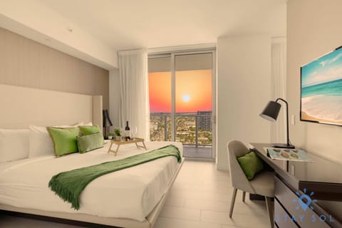 Bayview Luxury: 3BR Pools Oceanfront Amenities Apartment in Hollywood Beach