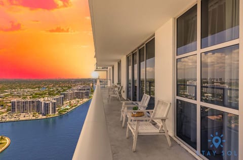 Bayview Luxury: 3BR Pools Oceanfront Amenities Apartment in Hollywood Beach