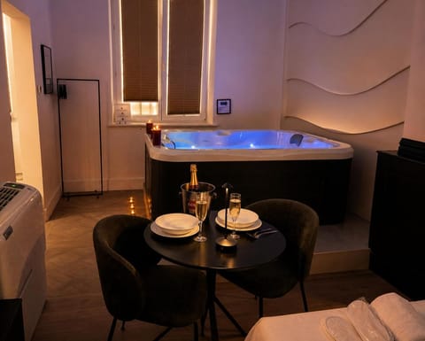 Bed, Spa and wellness centre/facilities, Dining area, Bedroom, towels