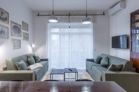 TV and multimedia, Living room, Seating area, air conditioner