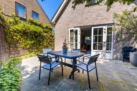 Property building, Day, Garden, Dining area, Garden view