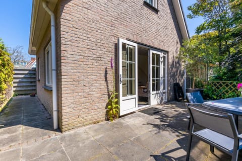 Property building, Day, Dining area