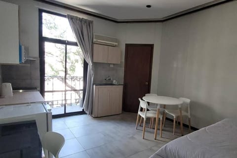 Bed, Kitchen or kitchenette, Dining area, air conditioner