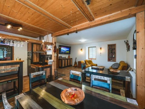 Communal lounge/ TV room, TV and multimedia, minibar