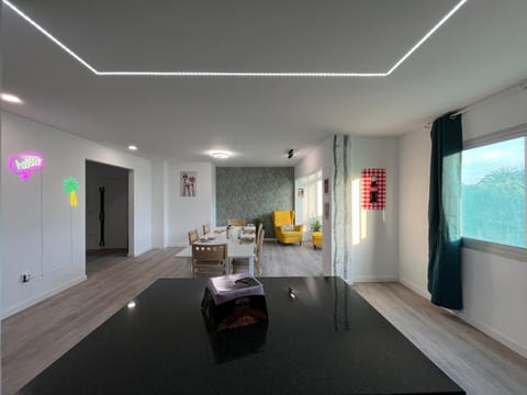 Kitchen or kitchenette, Living room, Seating area, Dining area