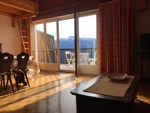 Crans Montana spacious 80m2 apartment with stunning view & bus stop outside Apartment in Crans-Montana