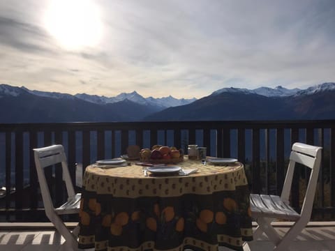 Crans Montana spacious 80m2 apartment with stunning view & bus stop outside Apartment in Crans-Montana