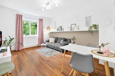 Bed, TV and multimedia, Living room