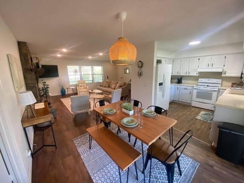 Secluded Lakeview retreat by Eureka Springs-CANOE House in Carroll County