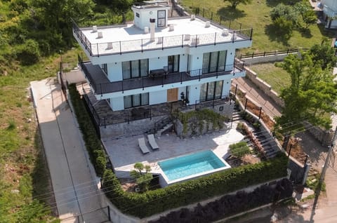 Property building, Patio, Spring, Day, Bird's eye view, Garden, Garden view, Pool view, Swimming pool, sunbed