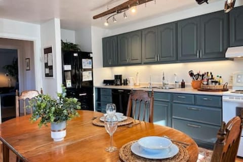 Kitchen or kitchenette, Dining area, pet friendly, stove