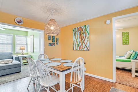 1 Mi to Surfside Beach Coastal Cottage House in Oceanside Village