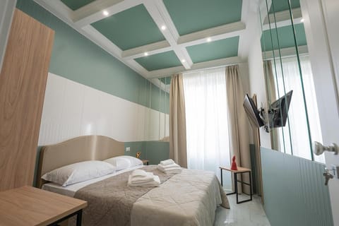 Bed, TV and multimedia, Photo of the whole room, Bedroom, towels, wardrobe