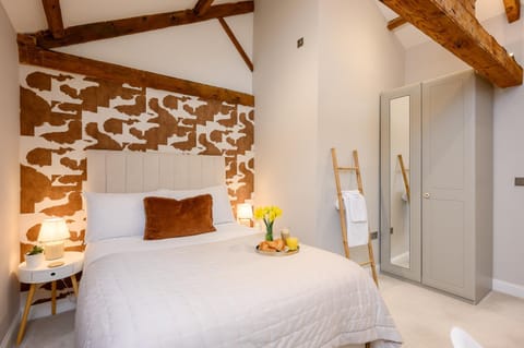 Photo of the whole room, Bedroom, towels, wardrobe