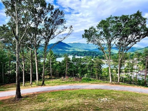Glamp House Lake and Mountain Views Hot Tub by Hiawassee Glamping House in Hiawassee