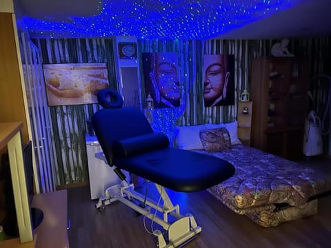 Bed, Massage, Spa and wellness centre/facilities
