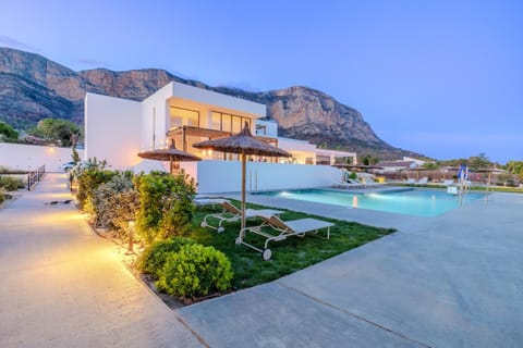 Restaurant/places to eat, Natural landscape, Mountain view, Swimming pool