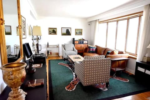 Communal lounge/ TV room, TV and multimedia, Living room, Decorative detail, Seating area, hair dresser