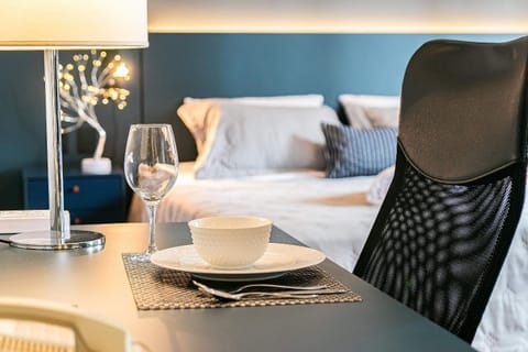 Bed, Seating area, Meals