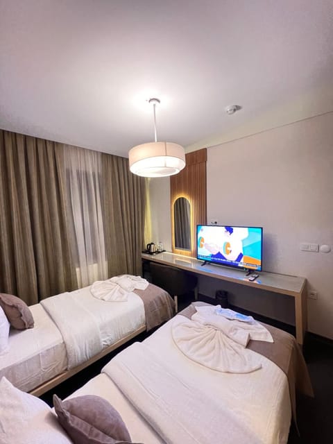 Bed, TV and multimedia, Bedroom