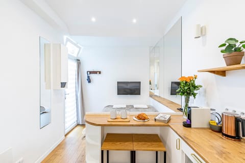 Bed, TV and multimedia, Coffee/tea facilities, Kitchen or kitchenette, Photo of the whole room, Dining area