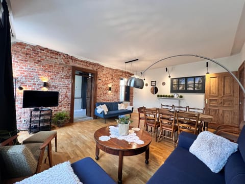 Communal lounge/ TV room, TV and multimedia, Living room, Seating area, Dining area, Evening entertainment
