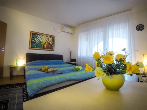Photo of the whole room, Bedroom