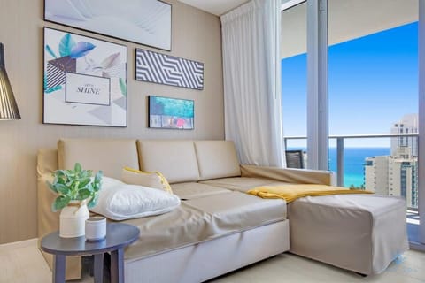 Oceanfront Oasis, Luxury, Sunrise Views, Resort Apartment in Hollywood Beach