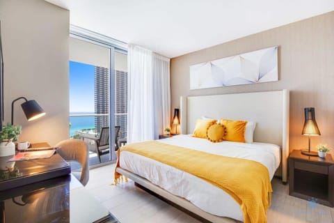 Oceanfront Oasis, Luxury, Sunrise Views, Resort Apartment in Hollywood Beach