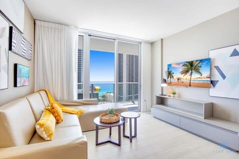 Oceanfront Oasis, Luxury, Sunrise Views, Resort Apartment in Hollywood Beach