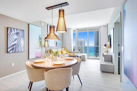 Oceanfront Oasis, Luxury, Sunrise Views, Resort Apartment in Hollywood Beach