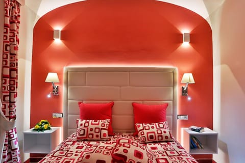 Bed, Photo of the whole room, Decorative detail, Logo/Certificate/Sign, Bedroom, internet, locker, safe, air conditioner