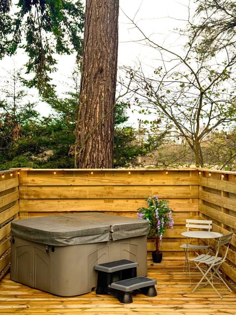 Garden, Hot Tub, Garden view