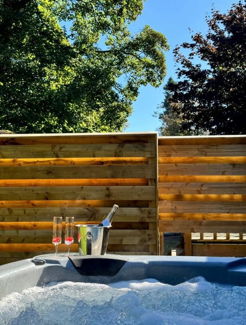 Hot Tub, Seating area