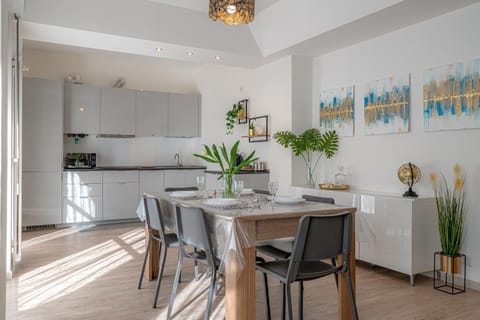 Natural landscape, Kitchen or kitchenette, Living room, Seating area, Dining area, Guests, group of guests, Inner courtyard view, locker, storage