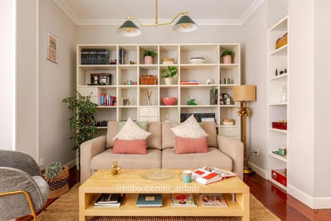 Communal lounge/ TV room, Library, TV and multimedia, Living room, Seating area