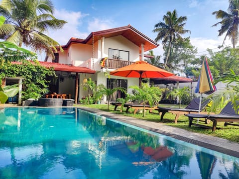 Property building, Day, Swimming pool