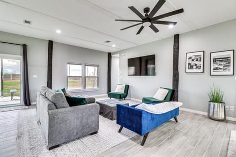 Modern Farmhouse in Del Valle Rural Setting! House in Austin