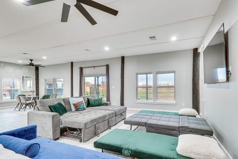 Modern Farmhouse in Del Valle Rural Setting! House in Austin