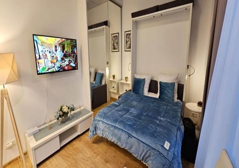 Bed, TV and multimedia, Living room, Photo of the whole room, Bedroom
