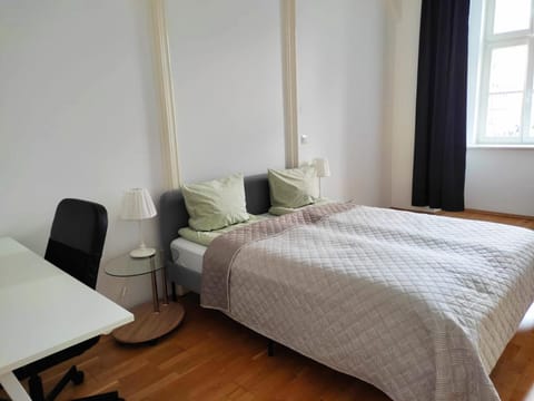 Bed, Bedroom, hair dresser