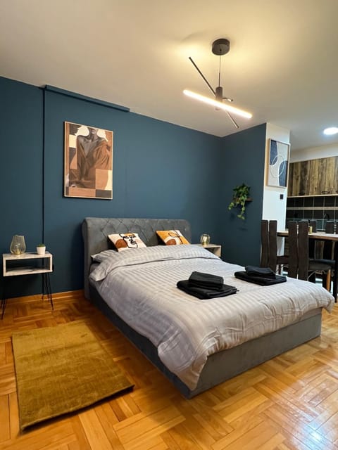Bed, Photo of the whole room, towels