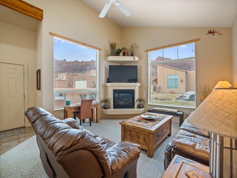 TV and multimedia, Living room, Seating area, Mountain view