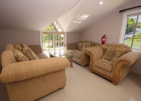 Living room, Seating area